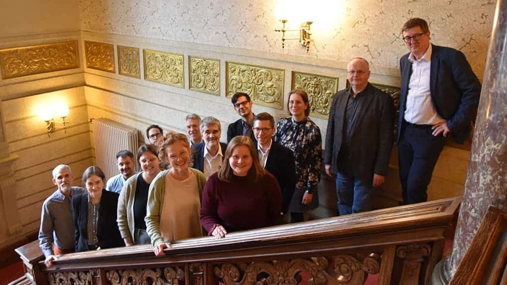 Professor Deines und sein Team beginnen ihre Arbeit mit dem Jakobusbrief.