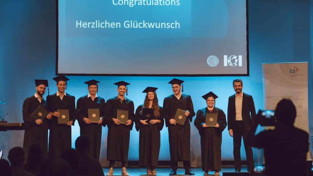 Sieben Personen wurden für ihren Bachelorabschluss in „Bible and Theology" über die Global University geehrt.