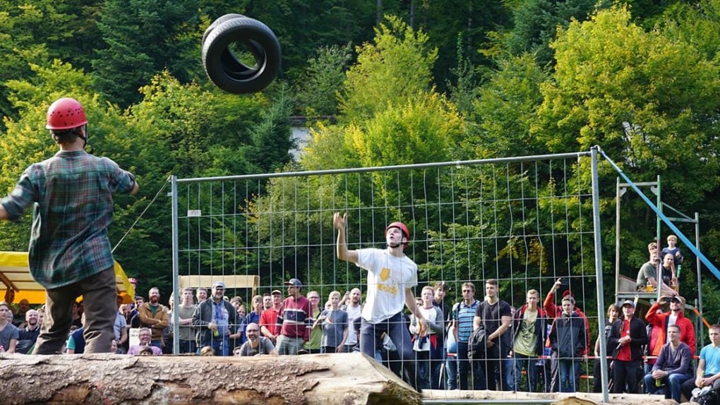 Außergewöhnliche Wettkämpfe wie Reifen-Volleyball gibt es beim Männeraktionstag.
