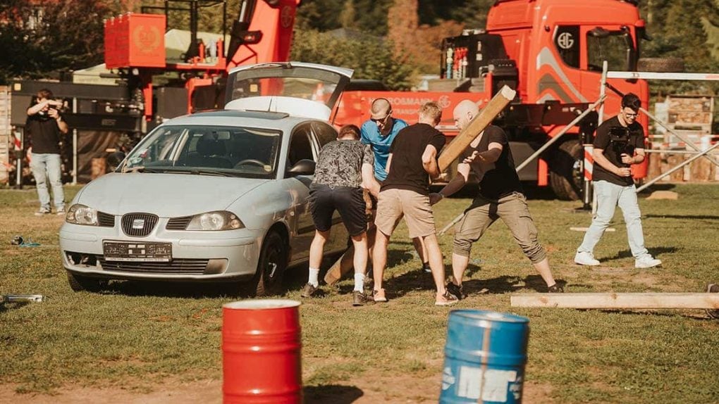 Im Finale traten zwei Gruppen gegeneinander an, mit verschiedenen Gegenständen einen Reifenwechsel durchzuführen.