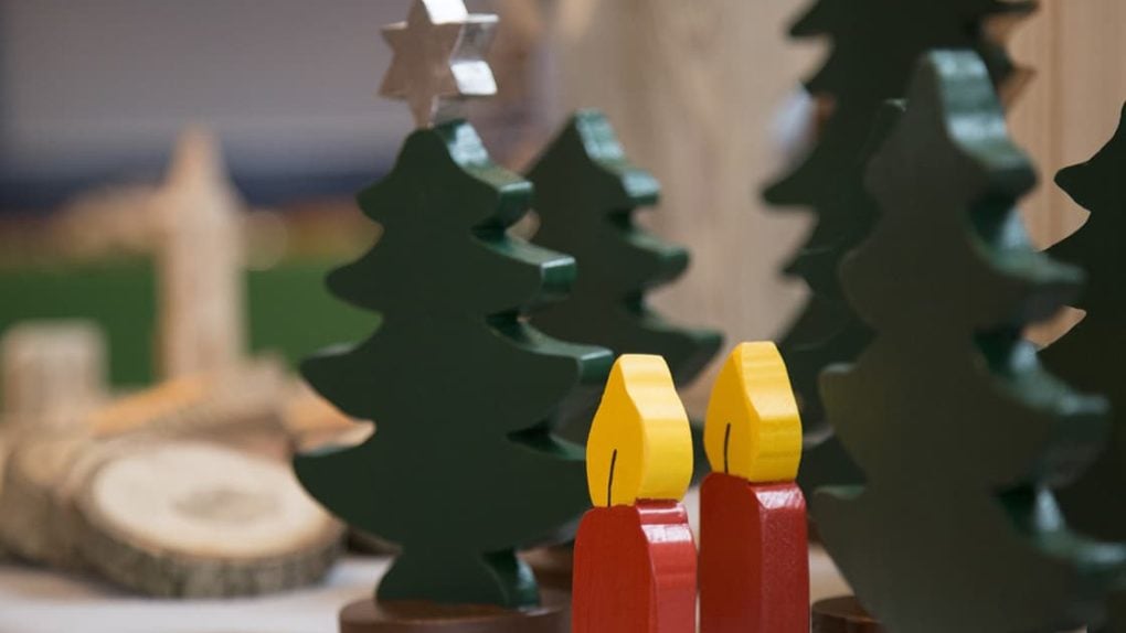 Handgefertigte Weihnachtsartikel werden beim Adventsbasar auf dem Missionsberg verkauft