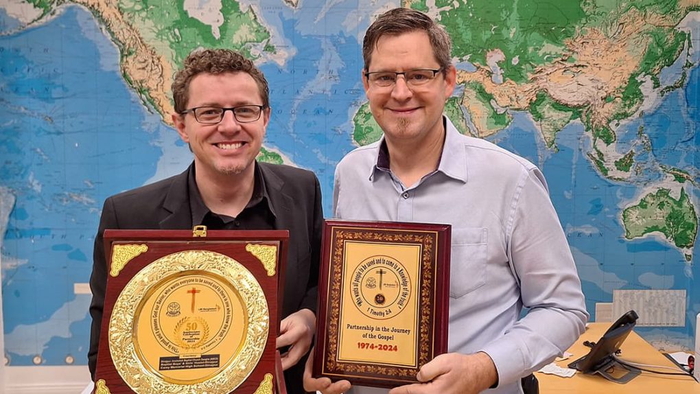 Die Partnerkirche in Bangladesch schenkte der Liebenzeller Mission zum 50-jährigen Jubiläum als Dank zwei Ehrenteller an Dave Jarsetz (links im Bild) und Daniel Mattmüller