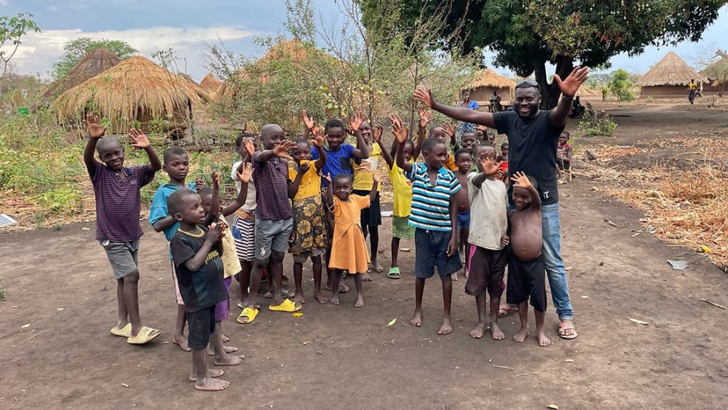 Ignitius mit Kindern in Nabwalya