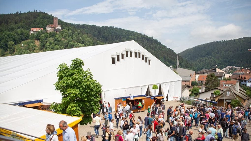 Das Pfingstmissionsfest findet im Großzelt der Liebenzeller Mission statt.