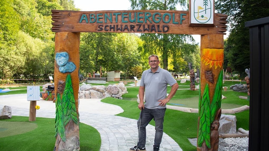 Eric Bayer bei der Abenteuergolf-Anlage im Monbachtal