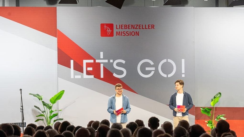 Marco Schoradt (links im Bild) und Simon Frey moderierten beim Herbstmissionsfest