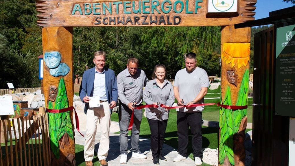 Dr. Frank Wiehe (Erster Landesbeamter des Landkreises Calw und Vorsitzender der LEADER Aktionsgruppe Nordschwarzwald), Eric Bayer (Leiter Christliche Gästehäuser Monbachtal), Claudia Stautner-Jersak (Assistentin des Gästehaus-Leiters) und Friedrich Brack (Projektleiter Abenteuergolf) weihen die Anlage offiziell ein.
