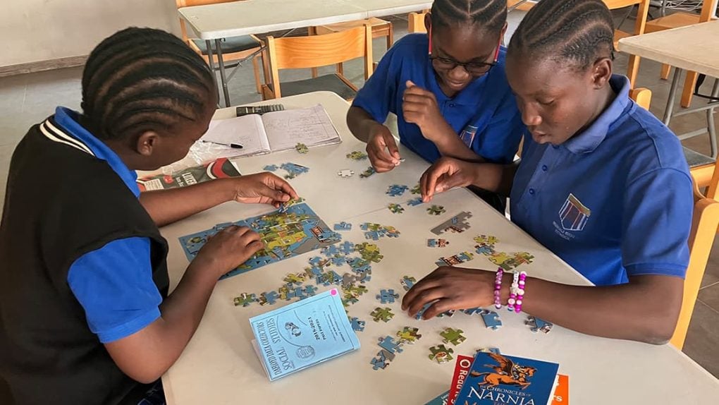Die Bibliothek der Gemeinde in Lusaka wird gut angenommen