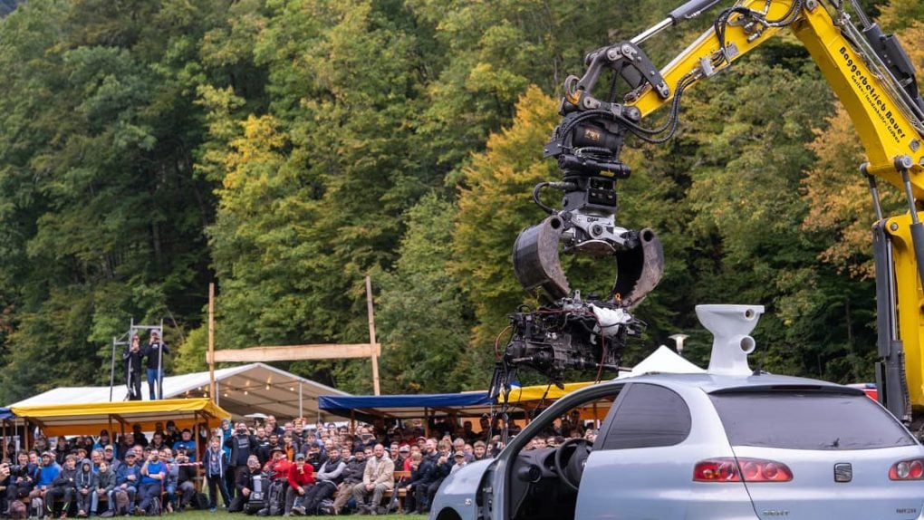 Im Finale baute ein Baggerfahrer einen Motor aus einem Auto aus.