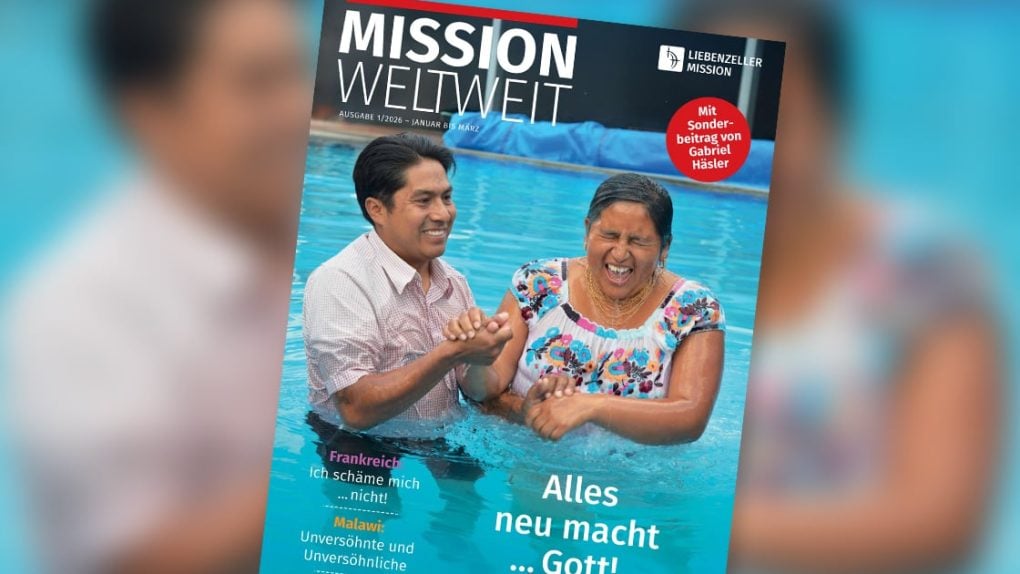 Auf dem Titelbild des deutschen christlichen Magazins Mission Weltweit tauft ein Mann eine fröhliche Frau in einem Pool.