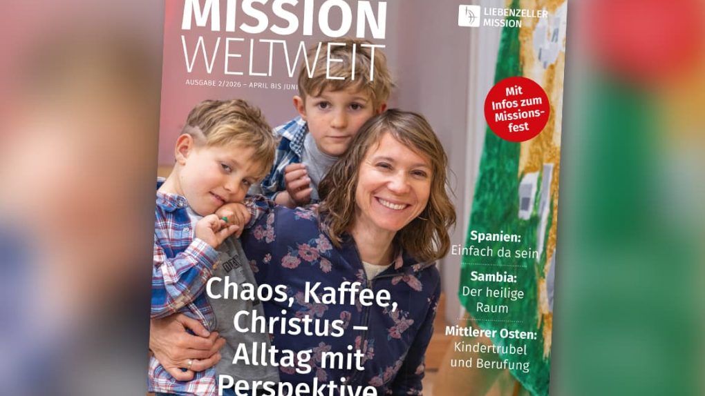 Eine lächelnde Frau mit zwei kleinen Jungen erscheint auf der Titelseite eines deutschen Magazins mit dem Titel Mission Weltweit.